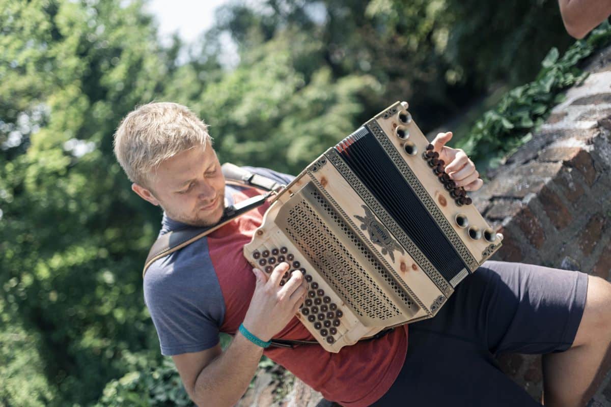 Harmonikalehrer Stefan Kern spielt auf einer Müller Harmonika