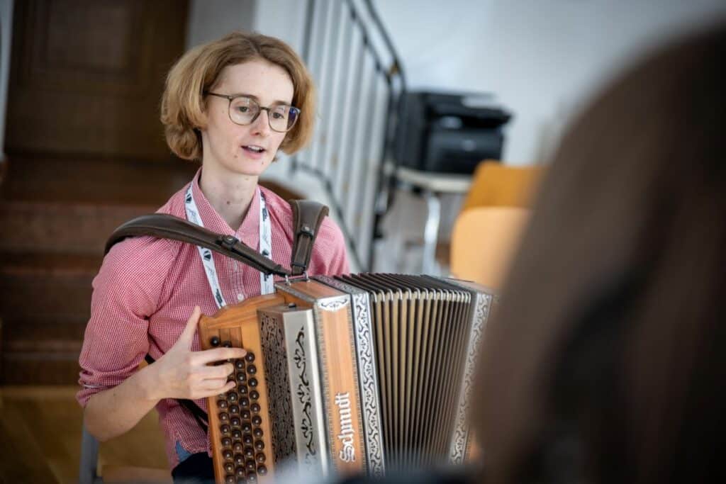 Celia spielt auf Schmidt Harmonika und erklärst Spiel-Level