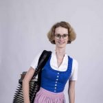 Celia mit einer Steirischen Harmonika um die Schultern